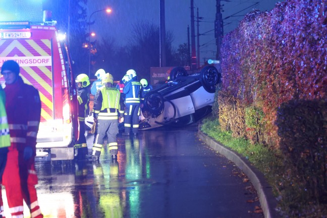 Lenkerin verletzt: Auto bei Unfall mit parkendem PKW in Ansfelden berschlagen