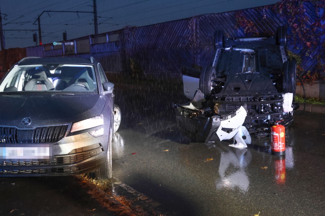 Lenkerin verletzt: Auto bei Unfall mit parkendem PKW in Ansfelden berschlagen
