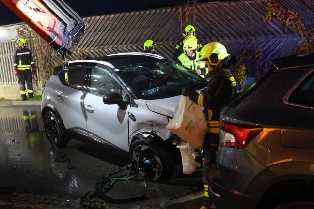 Lenkerin verletzt: Auto bei Unfall mit parkendem PKW in Ansfelden berschlagen