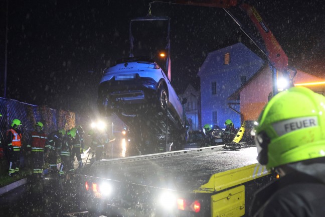 Lenkerin verletzt: Auto bei Unfall mit parkendem PKW in Ansfelden berschlagen