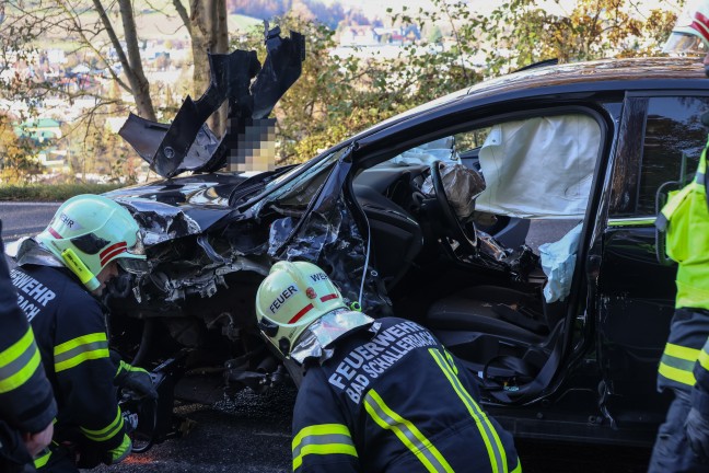 Frontalcrash: Personenrettung bei schwerem Verkehrsunfall auf Innviertler Strae in Bad Schallerbach