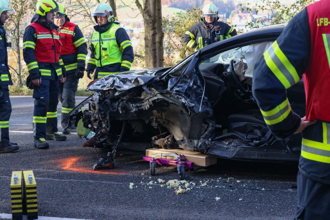 Frontalcrash: Personenrettung bei schwerem Verkehrsunfall auf Innviertler Strae in Bad Schallerbach