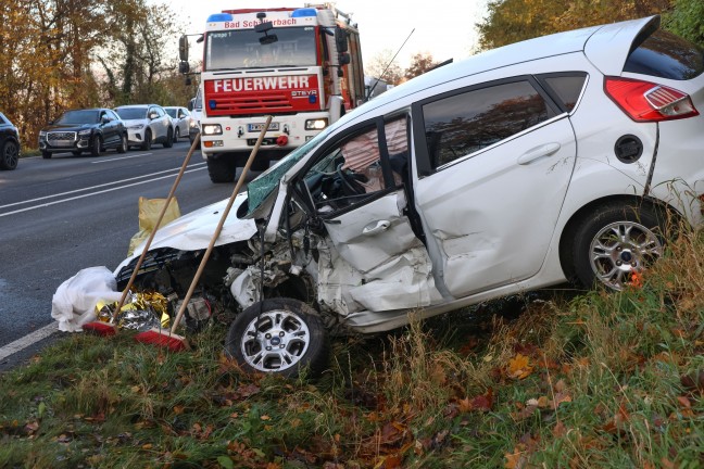 Frontalcrash: Personenrettung bei schwerem Verkehrsunfall auf Innviertler Strae in Bad Schallerbach