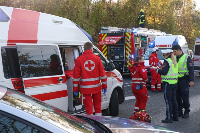 Frontalcrash: Personenrettung bei schwerem Verkehrsunfall auf Innviertler Strae in Bad Schallerbach