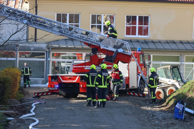 Dehnfugenbrand bei Sanierung einer Turnhalle eines Schulzentrums in Kirchdorf an der Krems