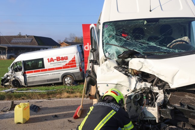 Kreuzungscrash zweier Kleintransporter in Weikirchen an der Traun endet mit drei Verletzten