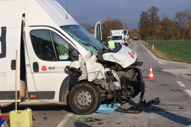 Kreuzungscrash zweier Kleintransporter in Weikirchen an der Traun endet mit drei Verletzten