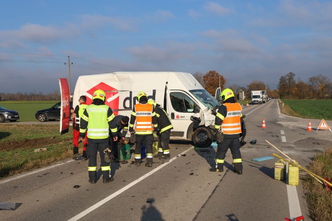 Kreuzungscrash zweier Kleintransporter in Weikirchen an der Traun endet mit drei Verletzten