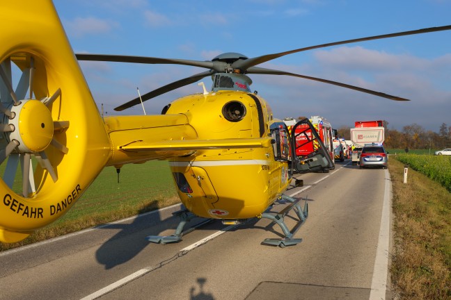 Kreuzungscrash zweier Kleintransporter in Weikirchen an der Traun endet mit drei Verletzten