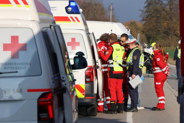 Kreuzungscrash zweier Kleintransporter in Weikirchen an der Traun endet mit drei Verletzten