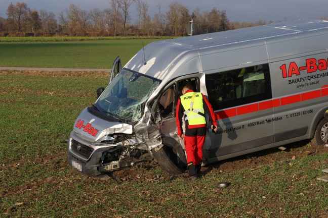 Kreuzungscrash zweier Kleintransporter in Weikirchen an der Traun endet mit drei Verletzten