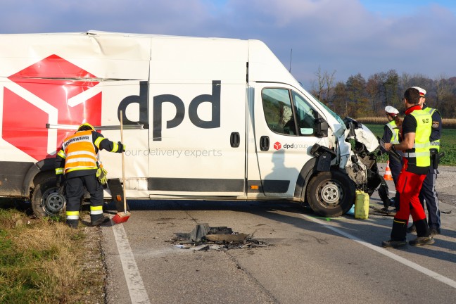 Kreuzungscrash zweier Kleintransporter in Weikirchen an der Traun endet mit drei Verletzten