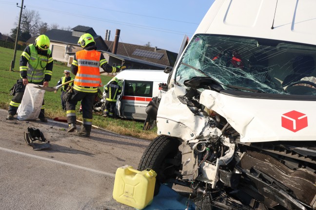Kreuzungscrash zweier Kleintransporter in Weikirchen an der Traun endet mit drei Verletzten