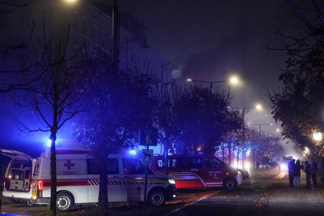 Dachstuhl in Vollbrand: Acht Feuerwehren bei Brand im Stadtzentrum von Gmunden im Einsatz
