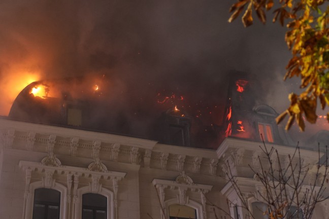 Dachstuhl in Vollbrand: Acht Feuerwehren bei Brand im Stadtzentrum von Gmunden im Einsatz