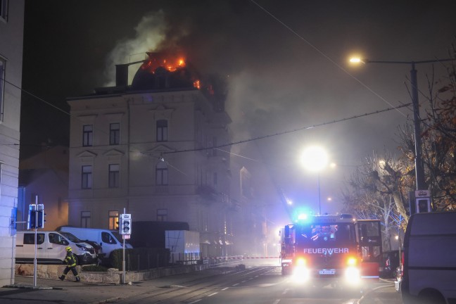Dachstuhl in Vollbrand: Acht Feuerwehren bei Brand im Stadtzentrum von Gmunden im Einsatz