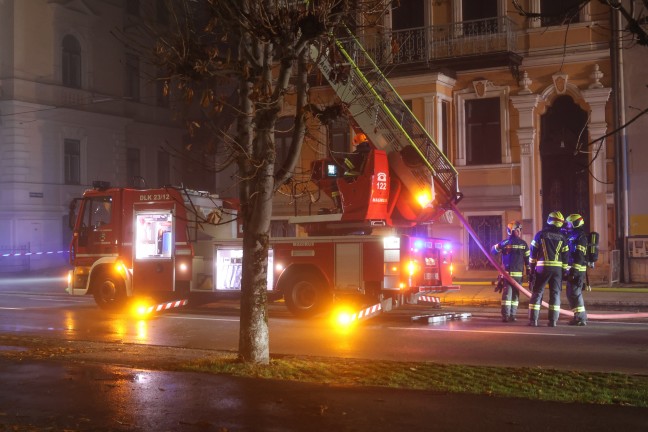 Dachstuhl in Vollbrand: Acht Feuerwehren bei Brand im Stadtzentrum von Gmunden im Einsatz