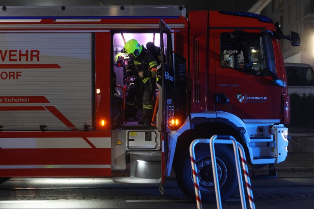 Dachstuhl in Vollbrand: Acht Feuerwehren bei Brand im Stadtzentrum von Gmunden im Einsatz
