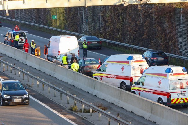 Auffahrunfall: Kilometerlanger Stau nach Verkehrsunfall auf Welser Autobahn in Wels-Puchberg