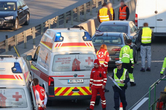 Auffahrunfall: Kilometerlanger Stau nach Verkehrsunfall auf Welser Autobahn in Wels-Puchberg