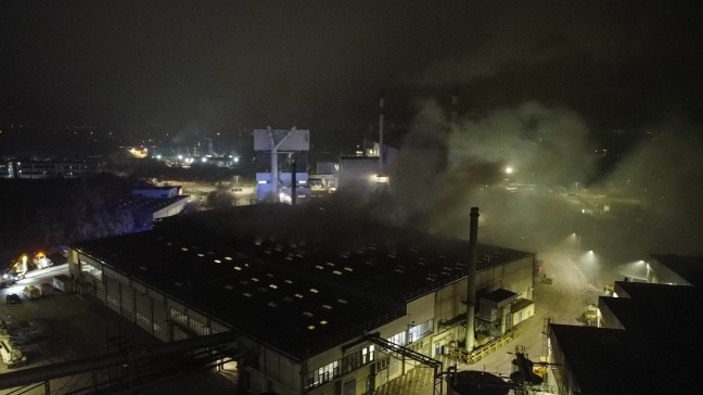 Brand in einer Halle eines Abfallverwertungsunternehmens in Wels-Schafwiesen