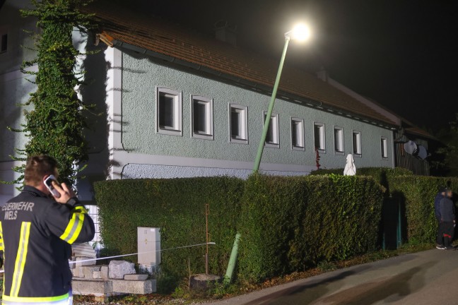 Lichtmast umgefahren: Feuerwehr musste in Wels-Waidhausen Straenlaterne mittels Kran umlegen