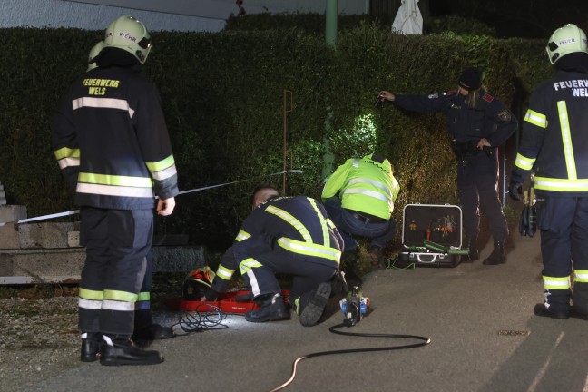 Lichtmast umgefahren: Feuerwehr musste in Wels-Waidhausen Straenlaterne mittels Kran umlegen