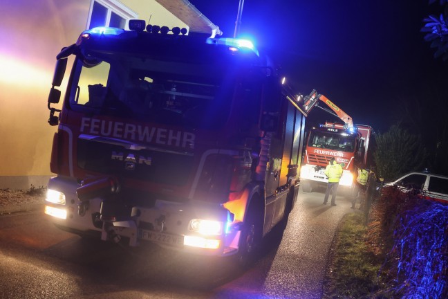 Lichtmast umgefahren: Feuerwehr musste in Wels-Waidhausen Straenlaterne mittels Kran umlegen
