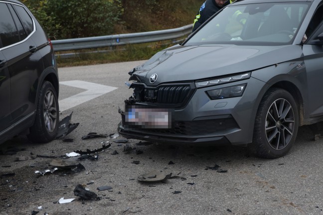 Sachschadenunfall: Kreuzungscrash zweier Autos in Steinhaus endet relativ glimpflich