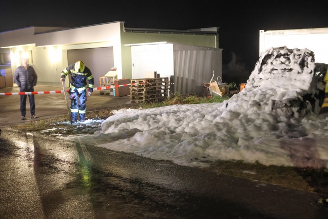 Auto in Vollbrand: Zwei Feuerwehren zu vermeintlichem Gebudebrand nach St. Agatha alarmiert