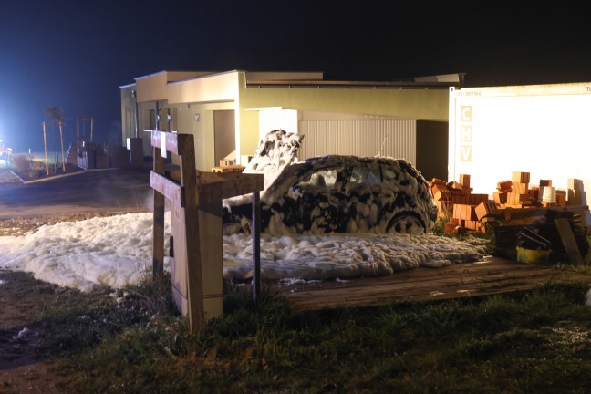 Auto in Vollbrand: Zwei Feuerwehren zu vermeintlichem Gebudebrand nach St. Agatha alarmiert