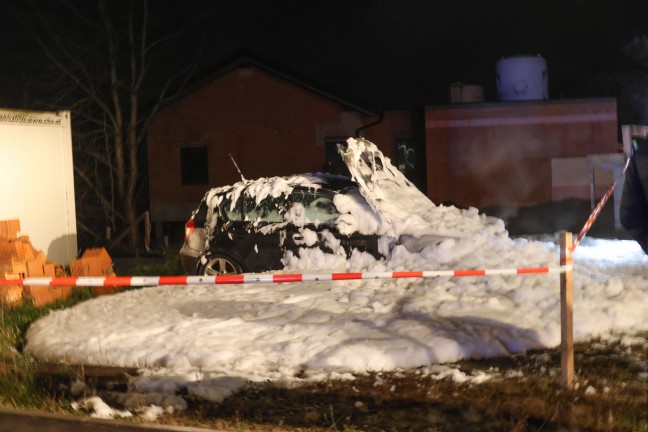 Auto in Vollbrand: Zwei Feuerwehren zu vermeintlichem Gebudebrand nach St. Agatha alarmiert