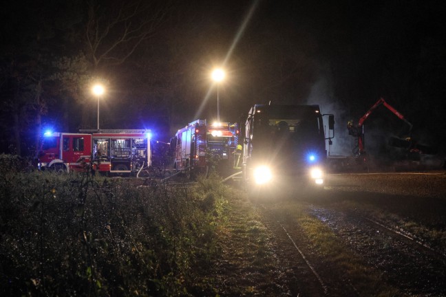 Drei Feuerwehren bei nchtlichem Brand eines Holzhaufens im Einsatz