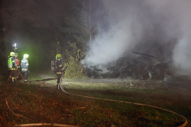 Drei Feuerwehren bei nchtlichem Brand eines Holzhaufens im Einsatz