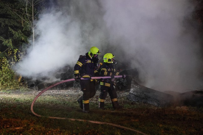 Drei Feuerwehren bei nchtlichem Brand eines Holzhaufens im Einsatz