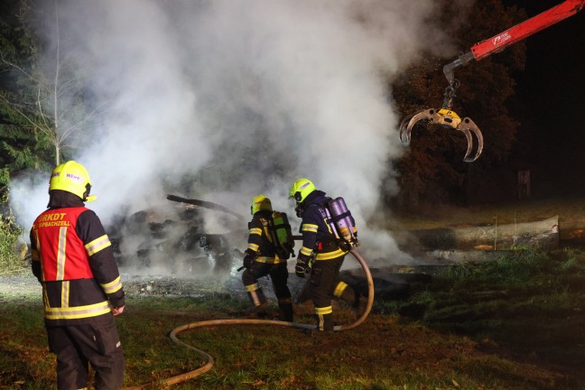 Drei Feuerwehren bei nchtlichem Brand eines Holzhaufens im Einsatz