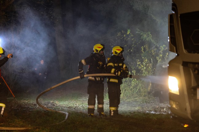Drei Feuerwehren bei nchtlichem Brand eines Holzhaufens im Einsatz