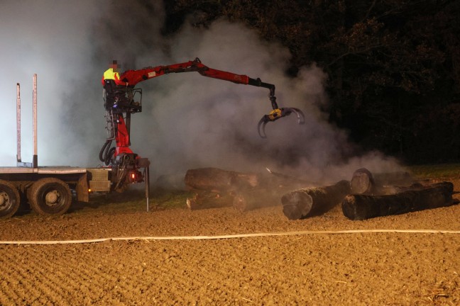 Drei Feuerwehren bei nchtlichem Brand eines Holzhaufens im Einsatz