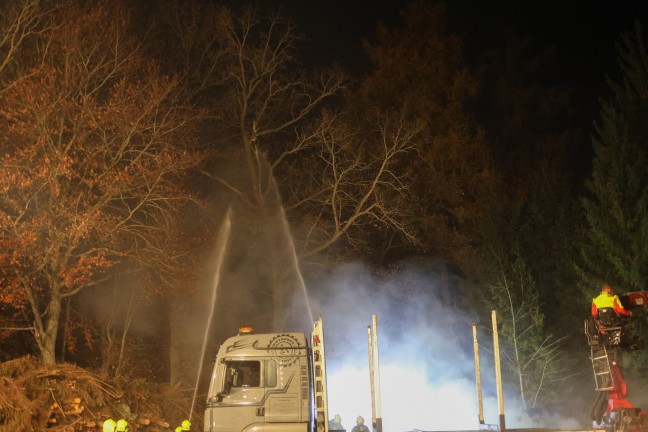Drei Feuerwehren bei nchtlichem Brand eines Holzhaufens im Einsatz