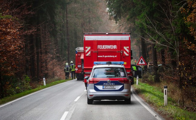 Lenker schwer verletzt: PKW samt Anhnger bei Geretsberg frontal gegen Baum gekracht