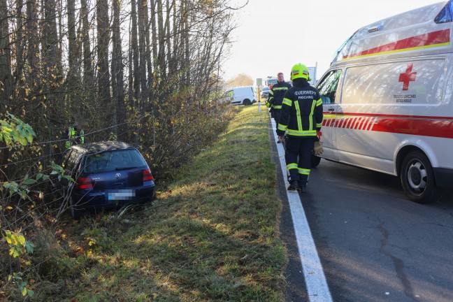 Abschleppmanver missglckt: Abgeschlepptes Auto bei Unfall in Hrsching im Waldstck gelandet