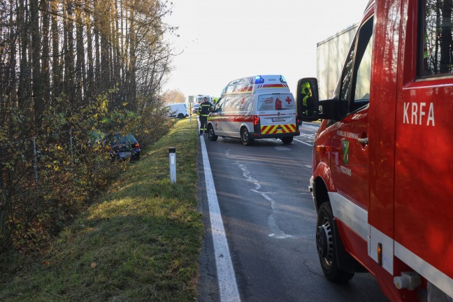 Abschleppmanver missglckt: Abgeschlepptes Auto bei Unfall in Hrsching im Waldstck gelandet
