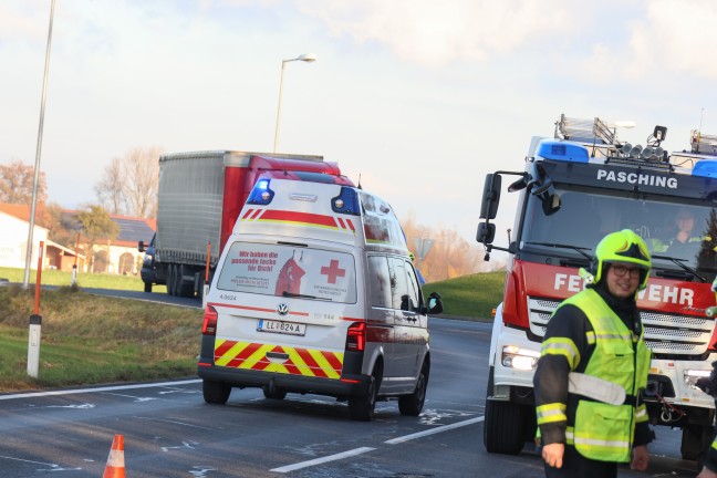 Abschleppmanver missglckt: Abgeschlepptes Auto bei Unfall in Hrsching im Waldstck gelandet