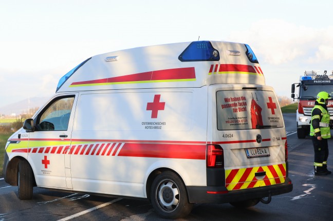 Abschleppmanver missglckt: Abgeschlepptes Auto bei Unfall in Hrsching im Waldstck gelandet