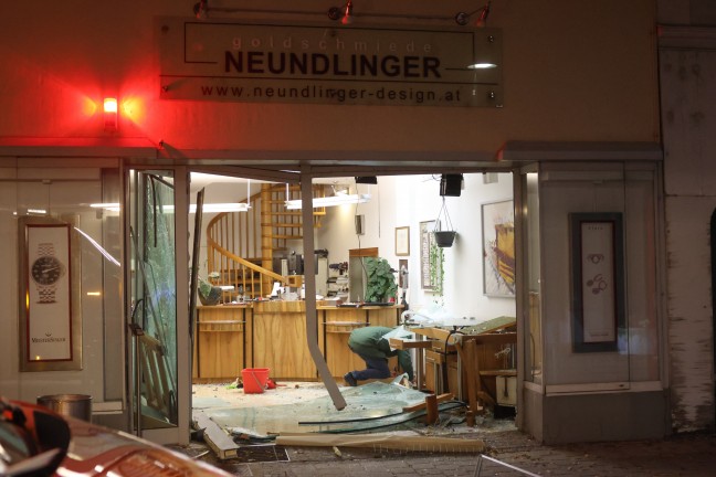 Blitzeinbruch: Eingangsbereich eines Goldschmiedgesch�fts in Wels-Innenstadt aufgerammt