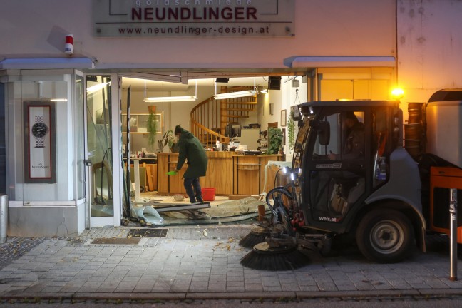 Blitzeinbruch: Eingangsbereich eines Goldschmiedgesch�fts in Wels-Innenstadt aufgerammt