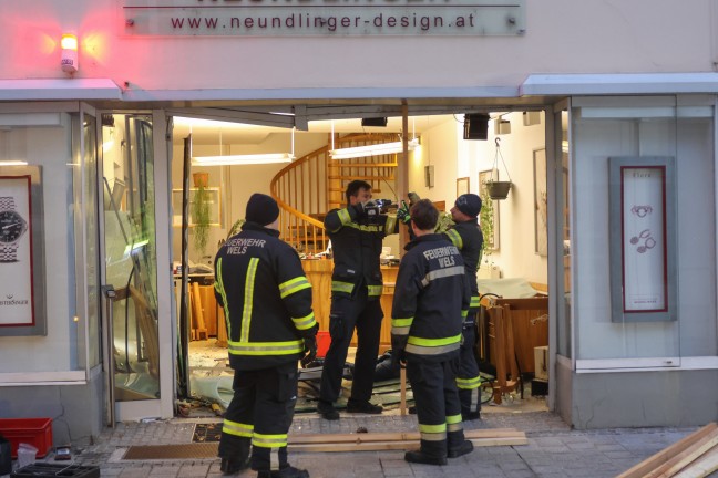 Blitzeinbruch: Eingangsbereich eines Goldschmiedgesch�fts in Wels-Innenstadt aufgerammt