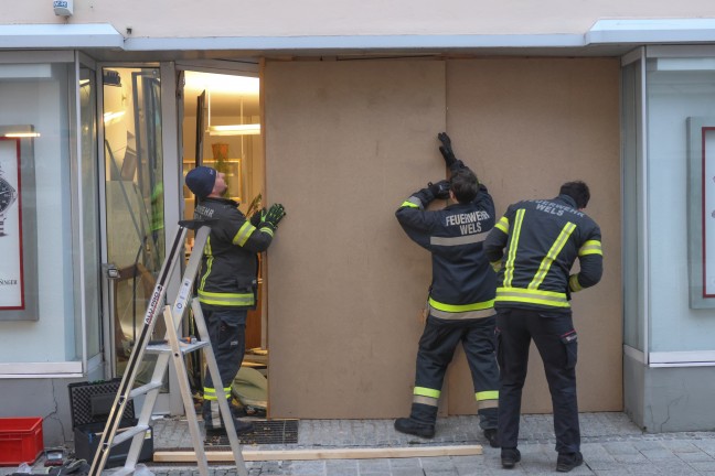 Blitzeinbruch: Eingangsbereich eines Goldschmiedgesch�fts in Wels-Innenstadt aufgerammt