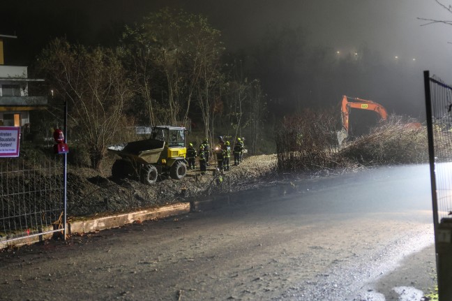 Raddumper umgestrzt: Einsatzkrfte bei Personenrettung auf Baustelle in Lambach im Einsatz