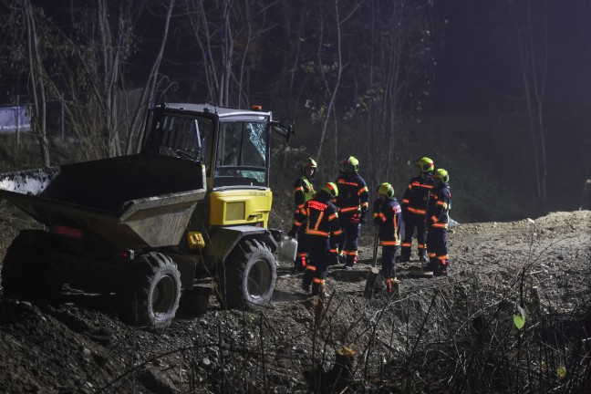 Raddumper umgestrzt: Einsatzkrfte bei Personenrettung auf Baustelle in Lambach im Einsatz